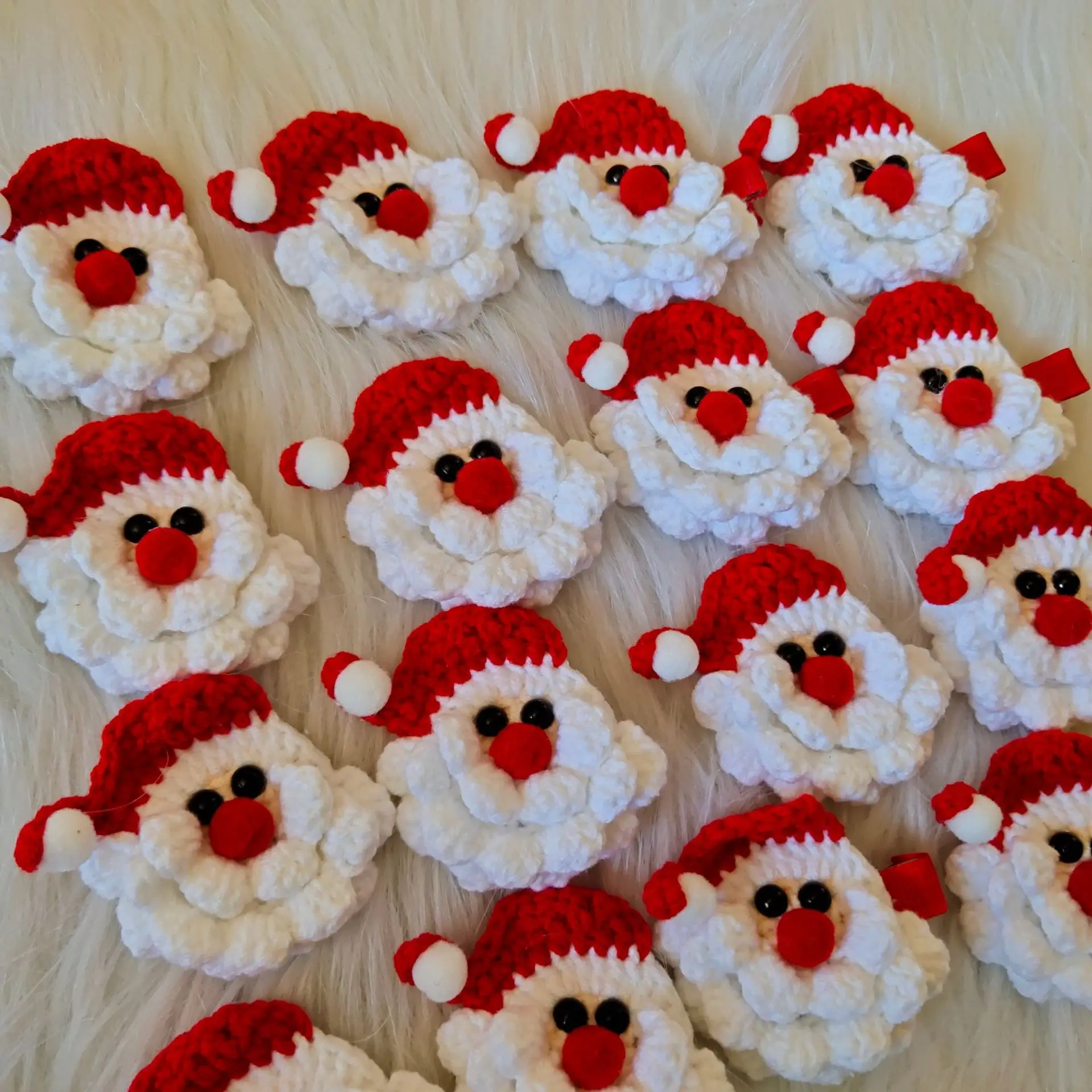 100PCS Santa Clause Brooches For Man Women Christmas Father Hairpin Handmade Crochet Santa Claus Party Brooch Pins Gifts