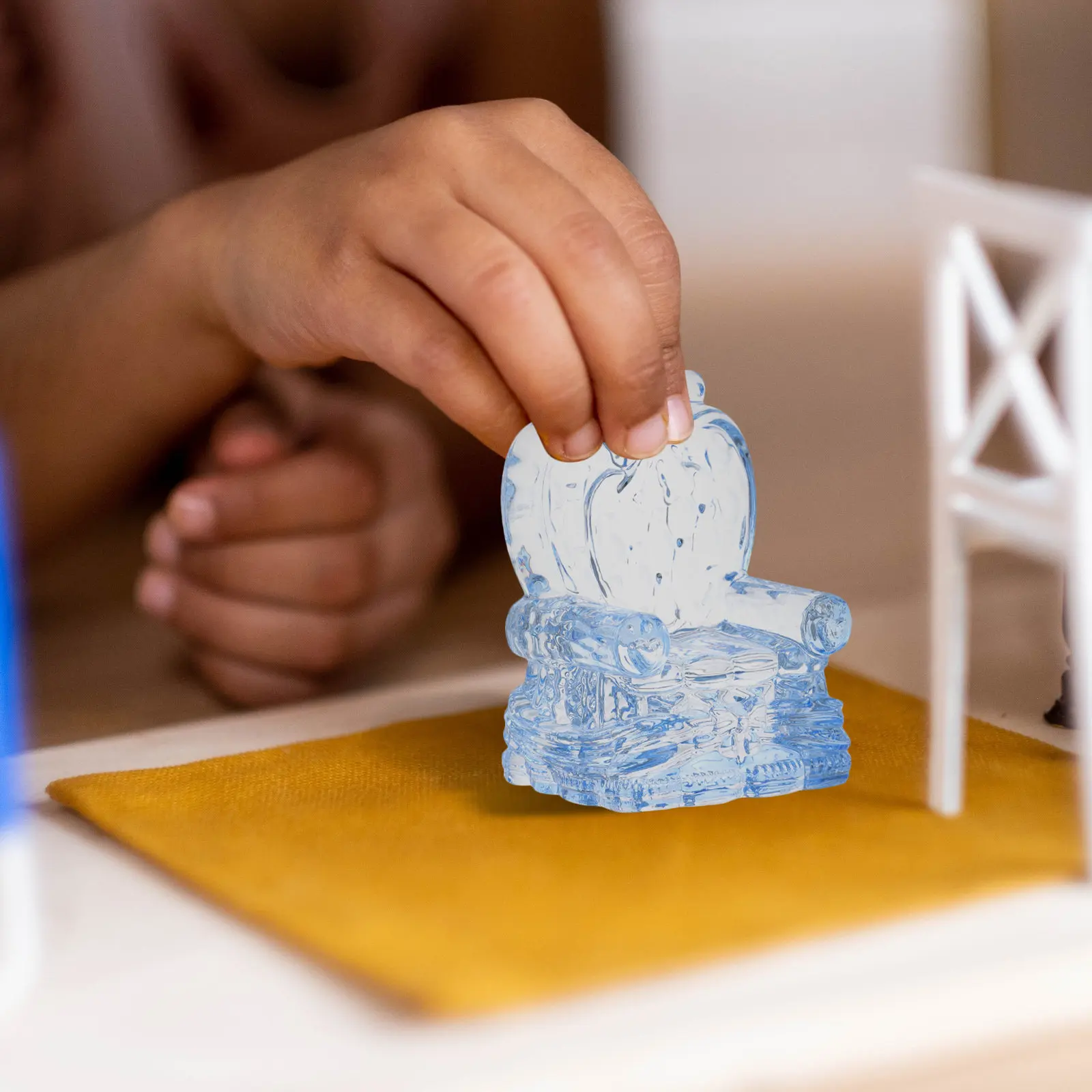 

Миниатюрное кресло-диванчик для миниатюрного дома, очаровательный декоративный реквизит для фотосессий, миниатюрная мебель, декор для мини-комнаты, детский стульчик