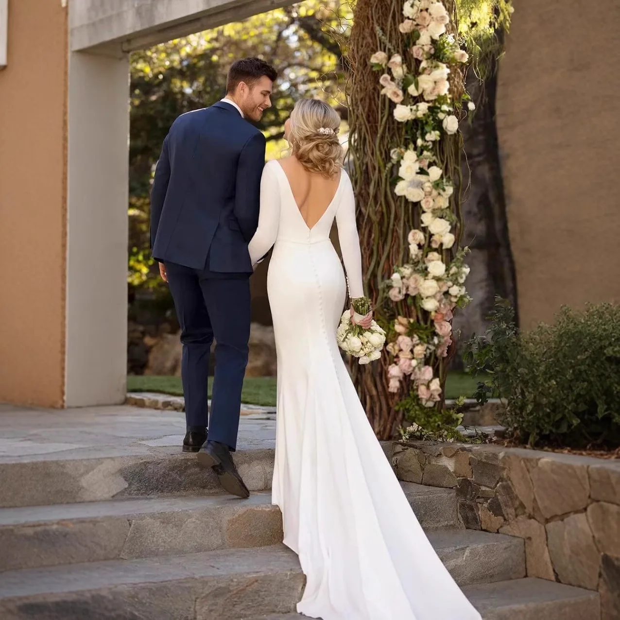 Abito da sposa di lusso con scollo a V in morbido raso Boho con strascico e abito da sposa a maniche lunghe a sirena dal design senza schienale personalizzato Nuovo