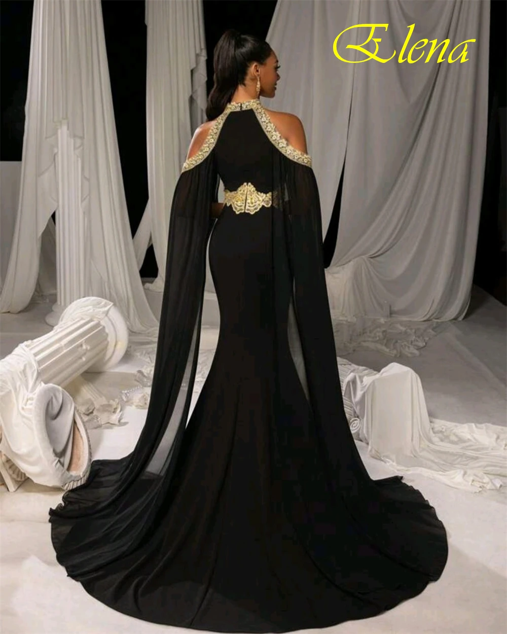 Maßgeschneidertes elegantes schwarzes Chiffon-Abendkleid, klassisches Neckholder-Kleid mit langen Ärmeln, Promi-Kleider, sexy Meerjungfrau-Abschlussballkleider mit Hofzug