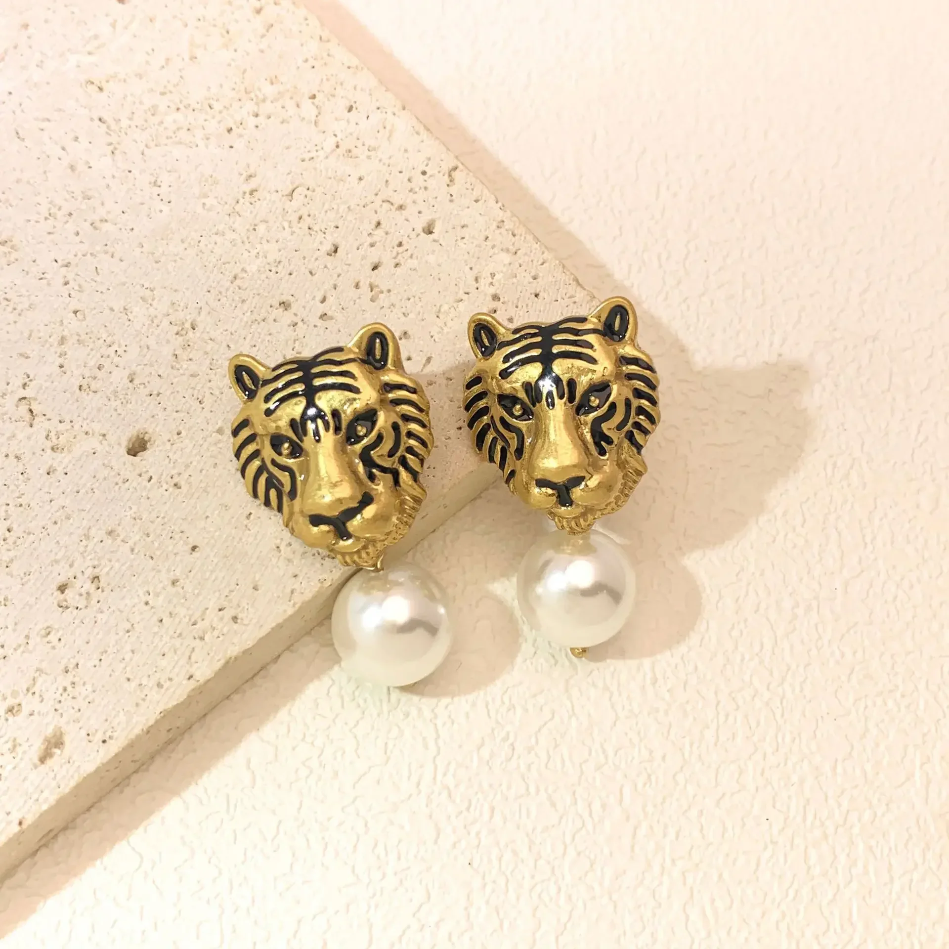 

Medieval tiger head pearl stud earrings new niche fashion exaggeration