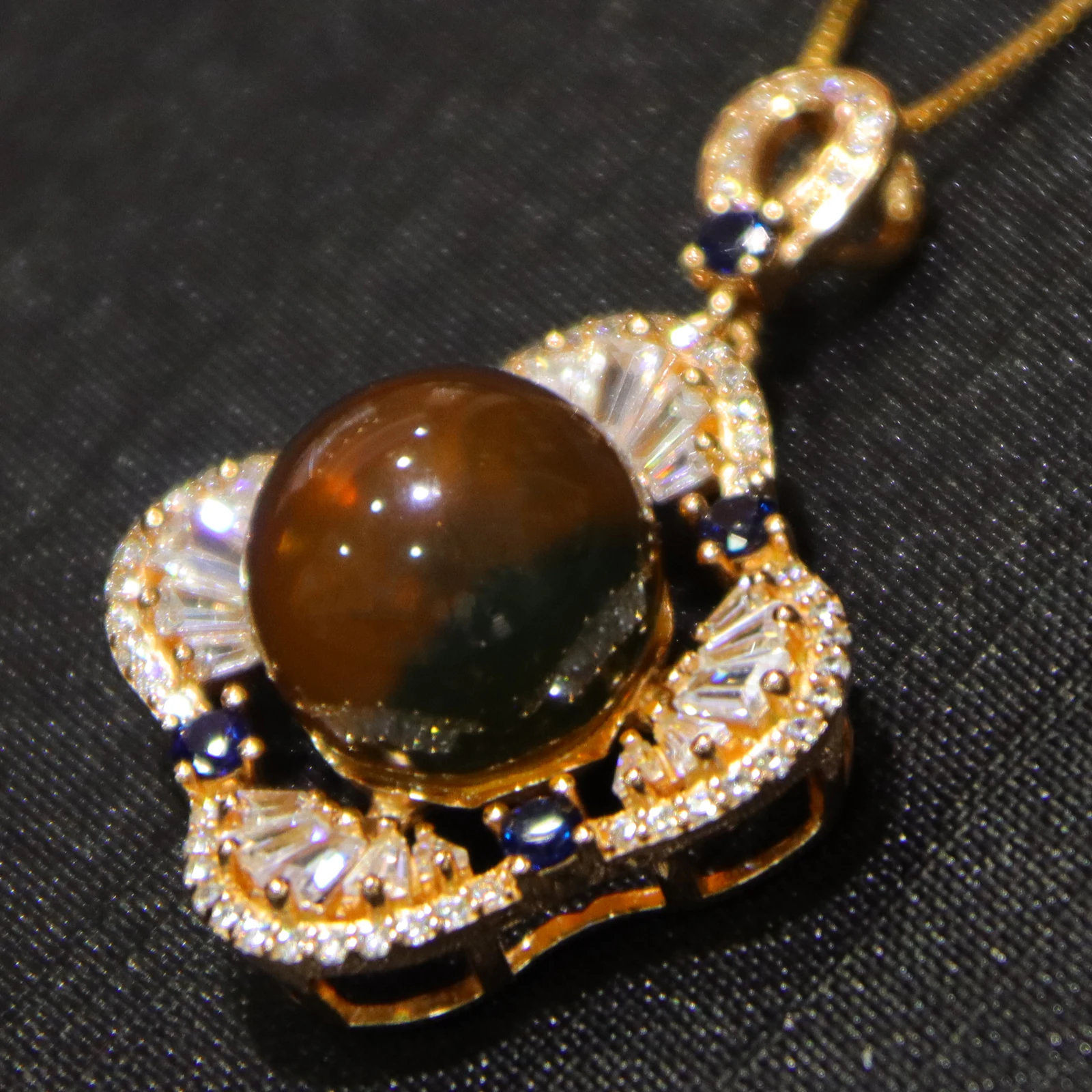 12mm ナチュラル ブルー アンバー ペンダント ネックレス ケルト クローバー ベゼル付き - 彼女の親友への完璧な記念日ギフト