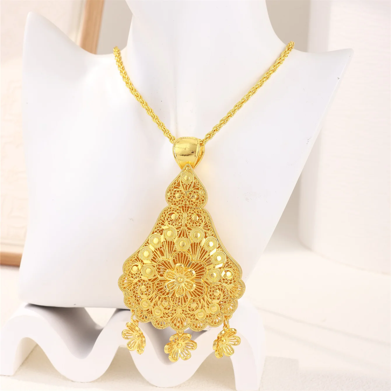 

Algerian Bride Double Alloy Necklace Gold Color Water Drop Shaped Pendant Twist-shaped Chain Jewelry