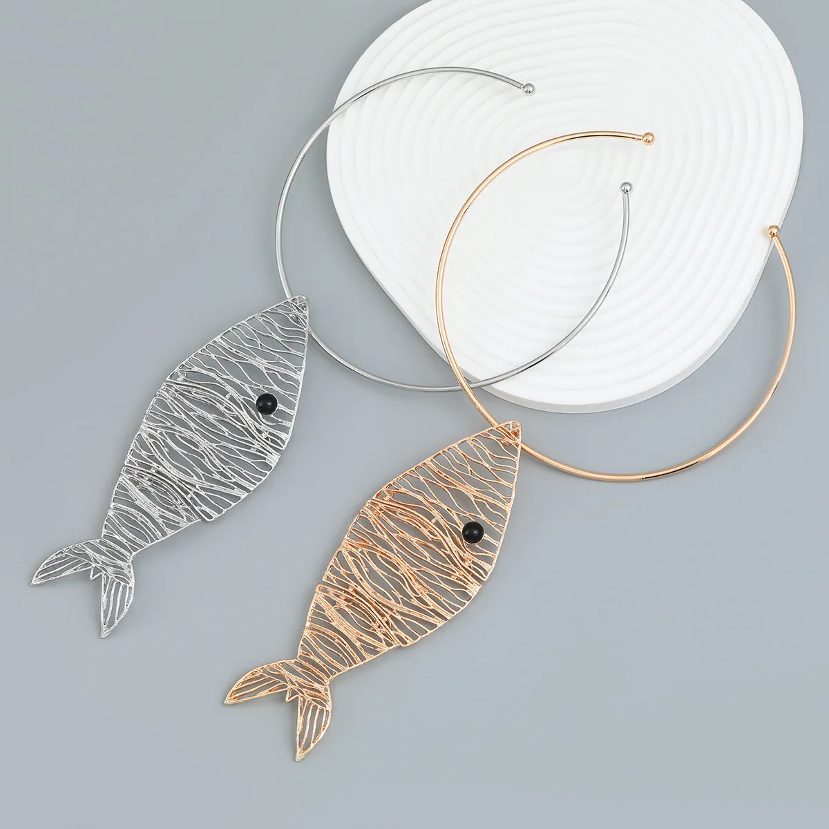 2025 New Fashion Exaggeration Golden Hollowed-out Fish Shape Pendants Necklaces Women Open Circle Choker Necklace Jewelry