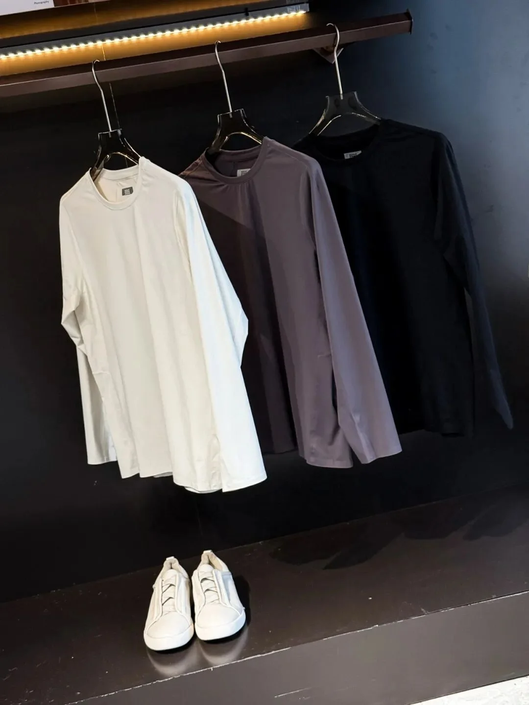 Men's Seamless Laser Drill Quick Dry Moisture Wicking Base Shirt Breathable Casual Style Long Sleeve T-Shirt Standard Fit