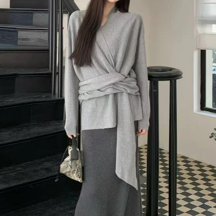 

Корейский вязаный свитер нерегулярной формы с v-образным вырезом для женщин, осень 2024, новый нишевый дизайн, топ на шнуровке с завязкой на талии