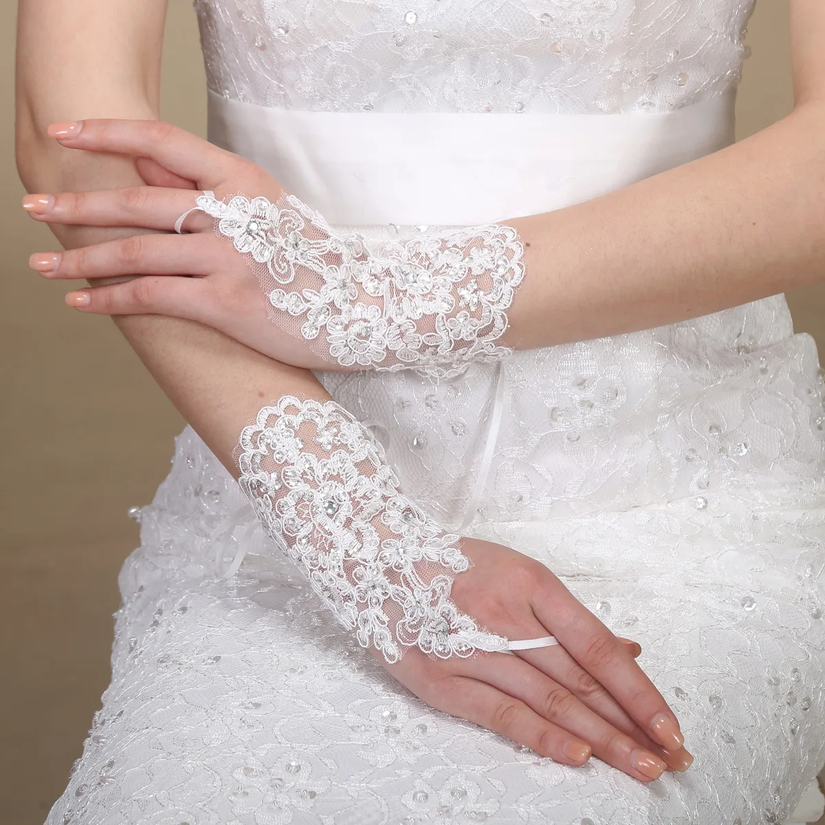 Many Styles Bridal Gloves Inlaid Rhinestone Bowknot Slim Short Bridal Fingerless Gloves White Ivory Wedding Accessories image 4