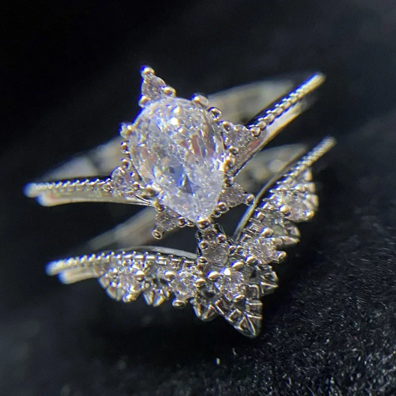 

MDL Moissanit. style Beautiful Light Luxury Imitation Moissan Ring Thick Plated S925 Sterling Silver Crown Lace Edge