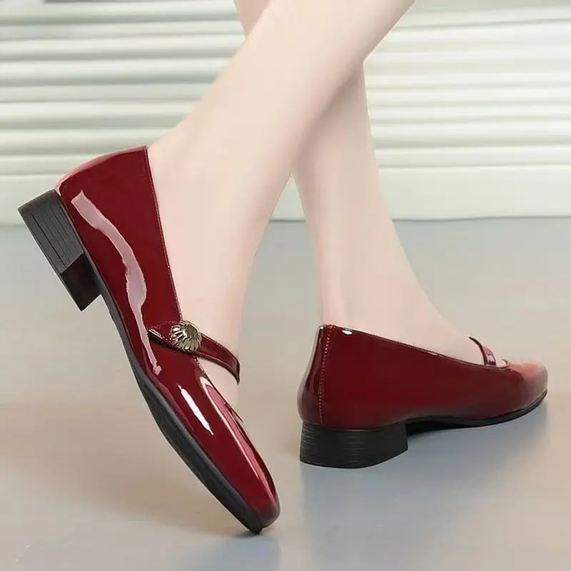 Vintage Mary Jane Schuhe für Damen, glänzendes Lackleder, Herbst, quadratische Zehenpartie, niedriger Absatz, Pumps, Damenschuhe mit Riemen, für Kleider und Büro. – Detail 7