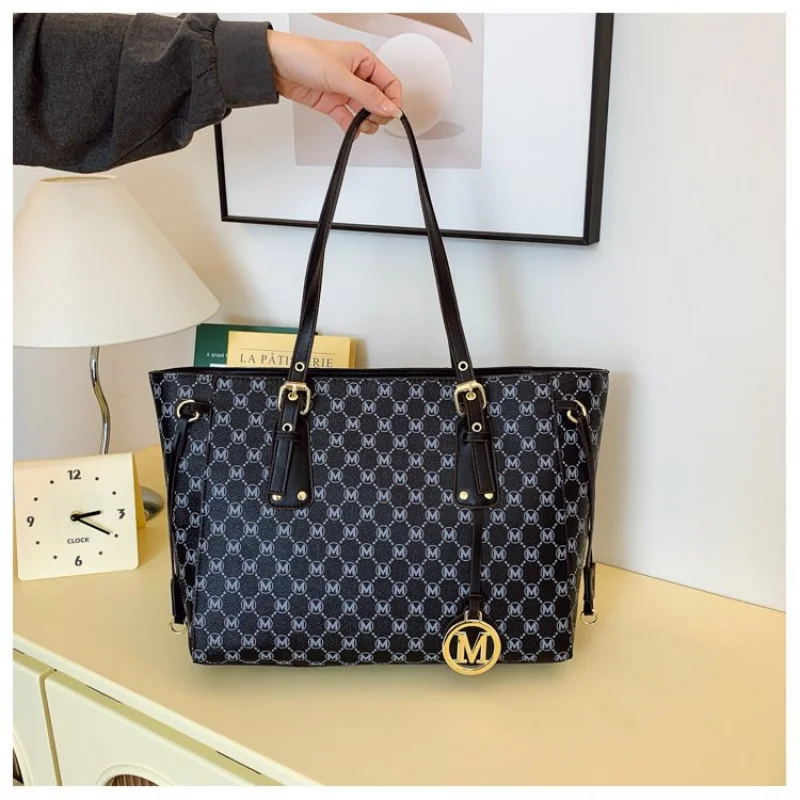 

Classic Women's Messenger Bag, Luxury Leather Crossbody Handbag, Designer Shoulder Purse Fashionable and Chic