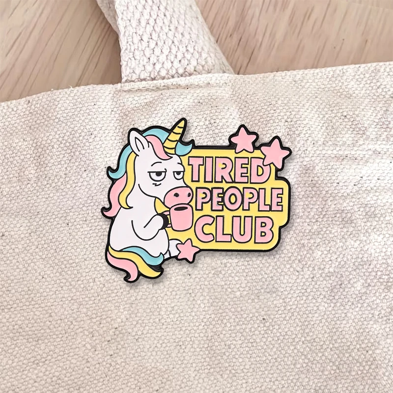 Broche émaillée Licorne 'Club des Fatigués' - Licorne épuisée buvant du café - Broche fantaisie somnolente - Badge de revers - Cadeau de résonance