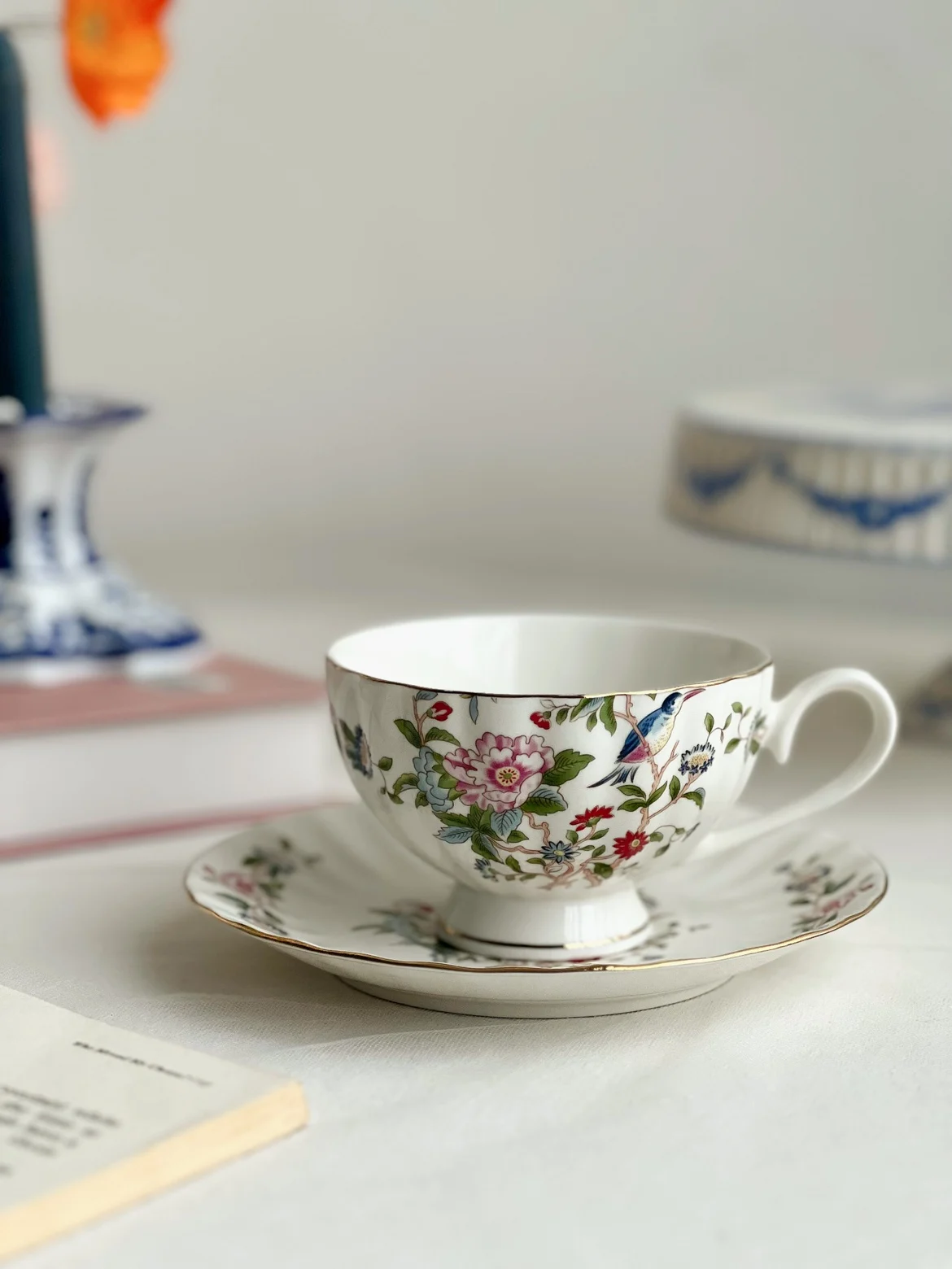 

European retro ceramic coffee cup with elegant temperament, set of coffee cups and plates