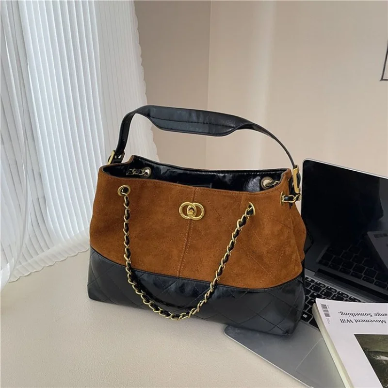 

Элегантная женская сумка через плечо из натуральной кожи с застежкой-молнией сверху и надежной переноской