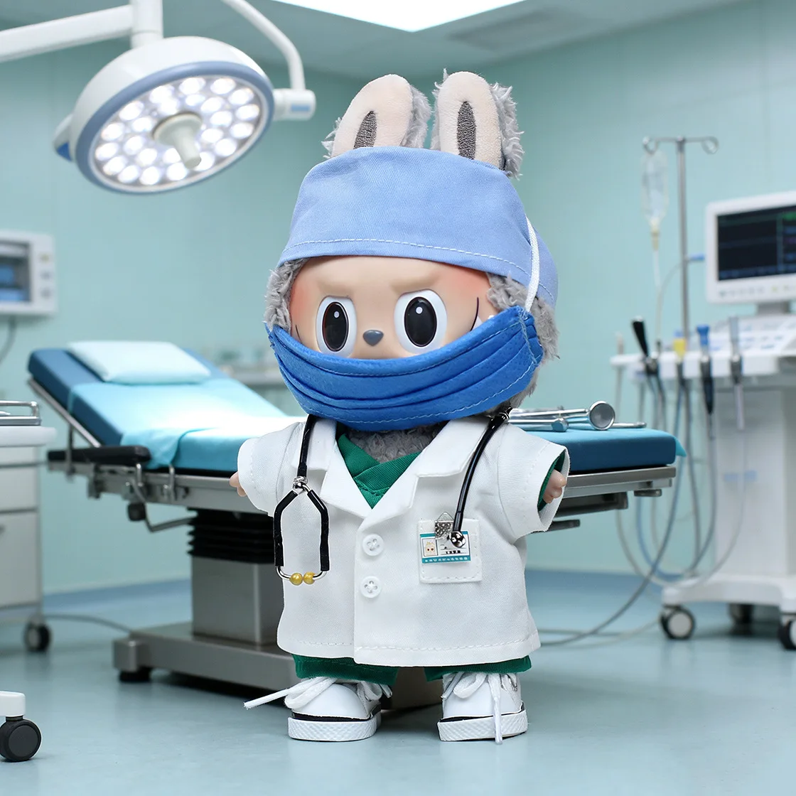 

Комплект одежды для куклы Лабубу 17 см: униформа врача/медсестры, маска, белый халат, синий хирургический костюм. Аксессуары для кукол, милые подарки, 5 шт.