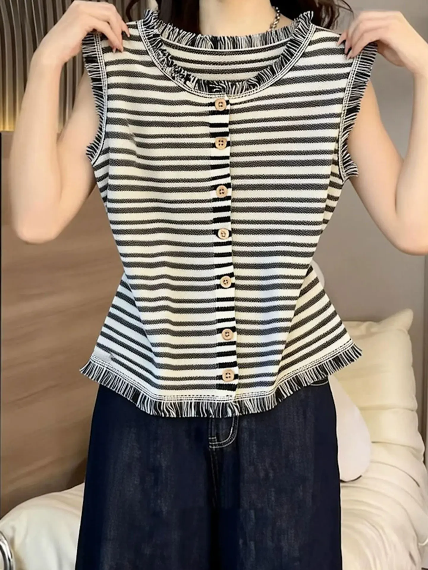 

Fashionable Striped Knitted Sleeveless Vest with Single Button round Neck Contrast Color Design Summer Trendy Top Women's Silk
