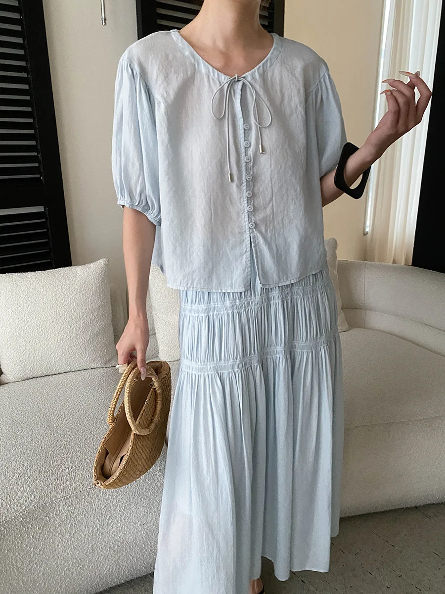 Sommerliches Damen-Set: Lässiges, einfarbiges, französisches Spitzenhemd mit kurzen Ärmeln und plissiertem, elastischem Rock mit hoher Taille – Detail 25