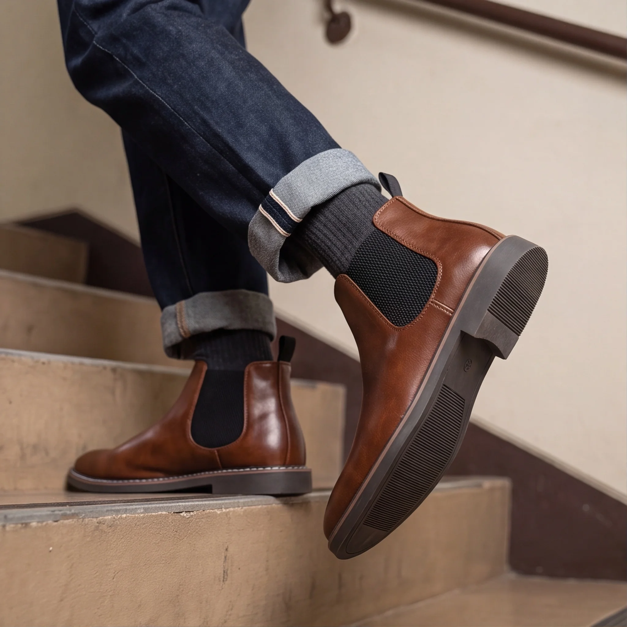 Chelsea-Stiefel für Herren, warmes Braun-Finish, Herrenstiefel mit elastischen Seiten, genähter Sohlenkante, knöchelhoch. – Detail 2