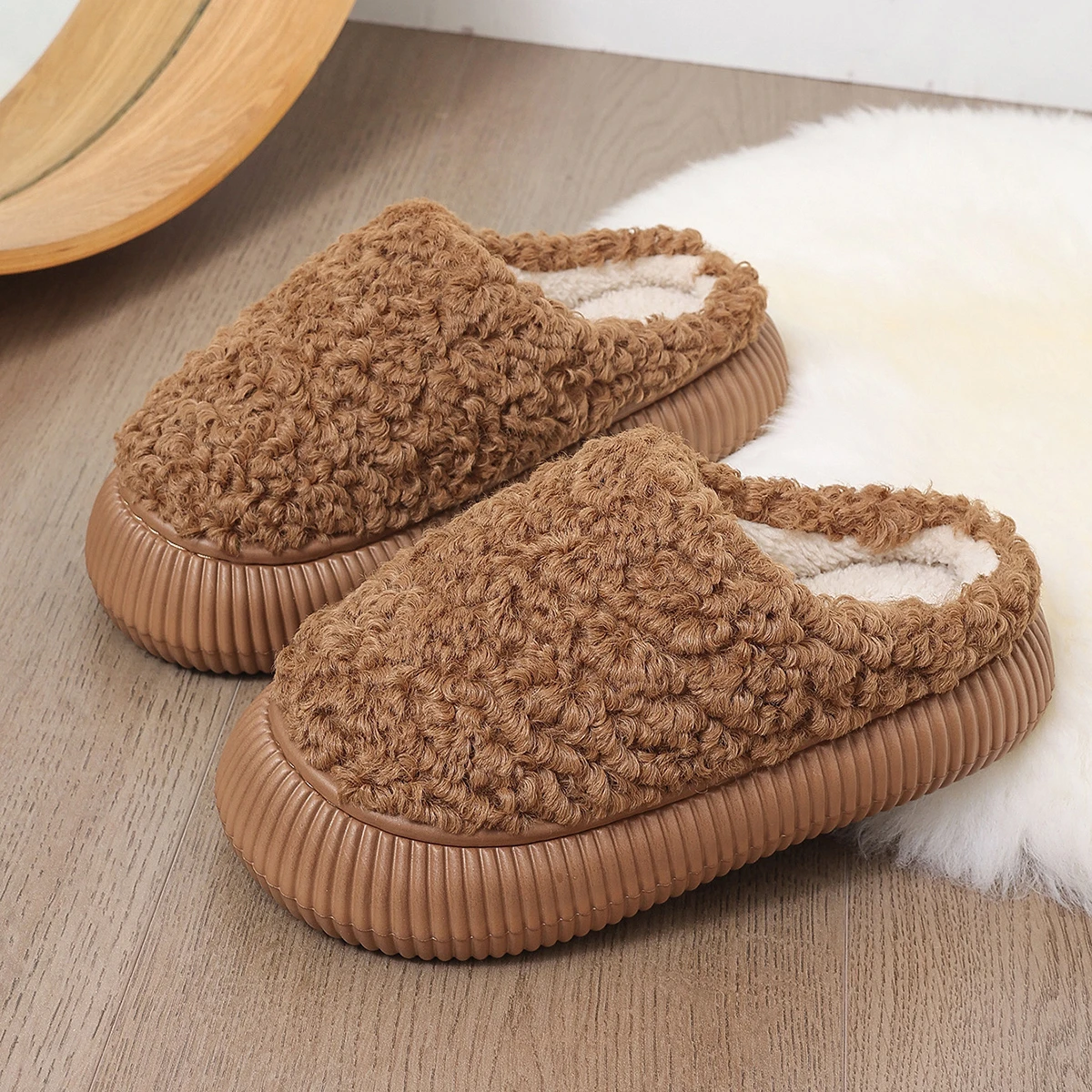 Mules de piel de peluche marrón para mujer, zapatillas de felpa esponjosa con punta cerrada, zapatos de algodón peludos cálidos y rizados para el hogar, Invierno