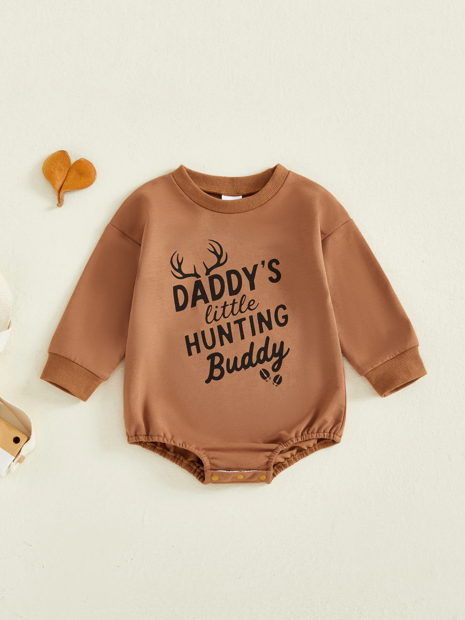 بذلة للأولاد الرضع بأكمام طويلة ورقبة دائرية تتميز بتصميم قرون وطباعة حروف مثالي للخريف #2