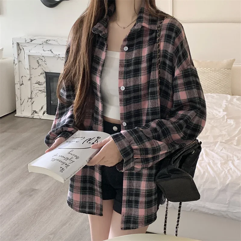 Boyfriend Flannel Shirt for Women Tartan Long Sleeve Collared Button Up Oversized Plaid Shirt Jacket Grunge Teenage Girl Outfit