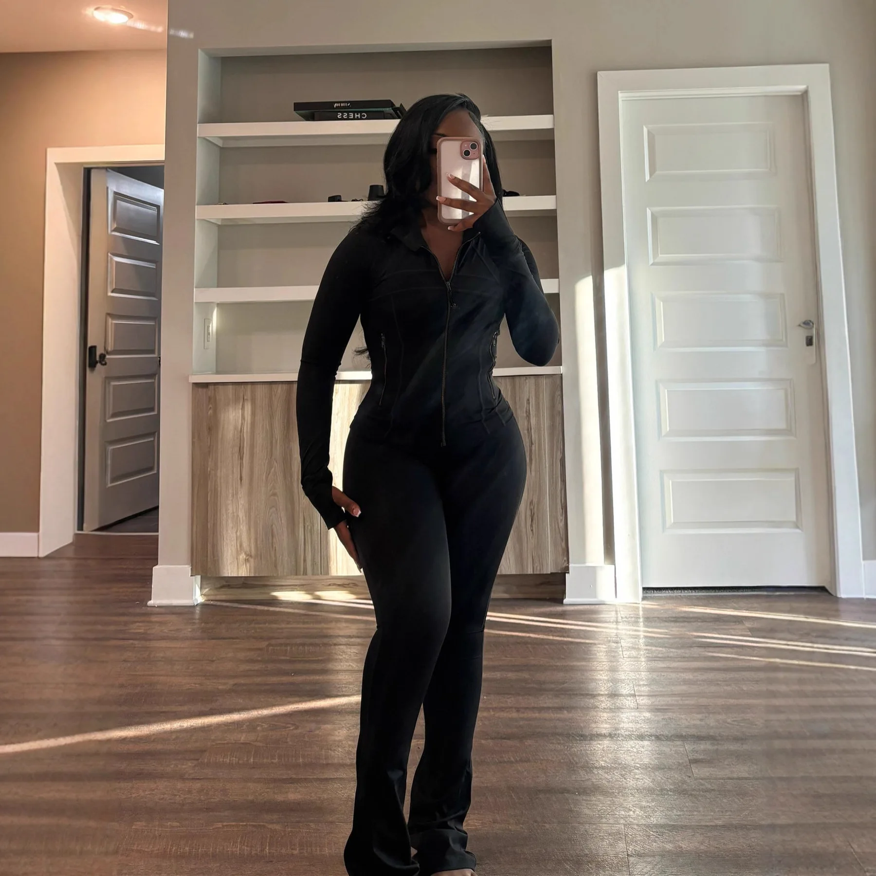 

Новинка 2026: Весенне-летний спортивно-повседневный женский сексуальный облегающий комплект из двух предметов с длинными рукавами и расклешенными брюками