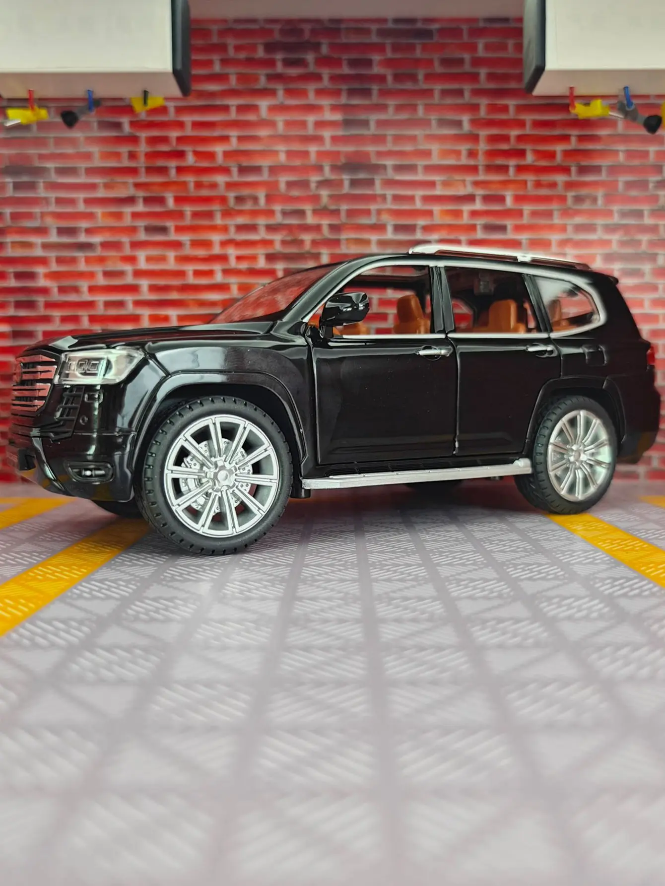 ของเล่นแบบดึงกลับ 1:24 พร้อมเสียงและแสง สามารถเปิดประตู ฝากระโปรง และฝากระโปรงท้ายได้ รถออฟโรด LC300 รุ่นอัลลอยด์ รายละเอียดมากมาย