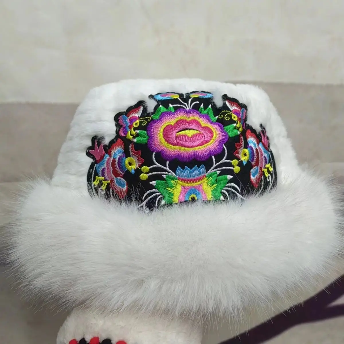 새로운 민족 모자 흰색 검정색 댄스 공연 모자 가을 두꺼운 우아한 수 놓은 밍크 따뜻한 모자 특별 관광 모자 유지