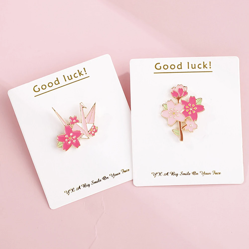 Rosa hübsche Brosche Glück Cartoon Papier Kranich Blume Emaille Pins benutzerdefinierte Legierung Rucksack Revers Abzeichen Schmuck Geschenke für Mädchen Paar
