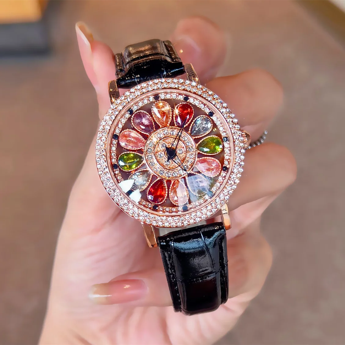 1個のキラキラ輝くファッショナブルな女性用クォーツ時計、カラフルなラインストーンが象嵌された魅力的な回転式文字盤のドレスウォッチ