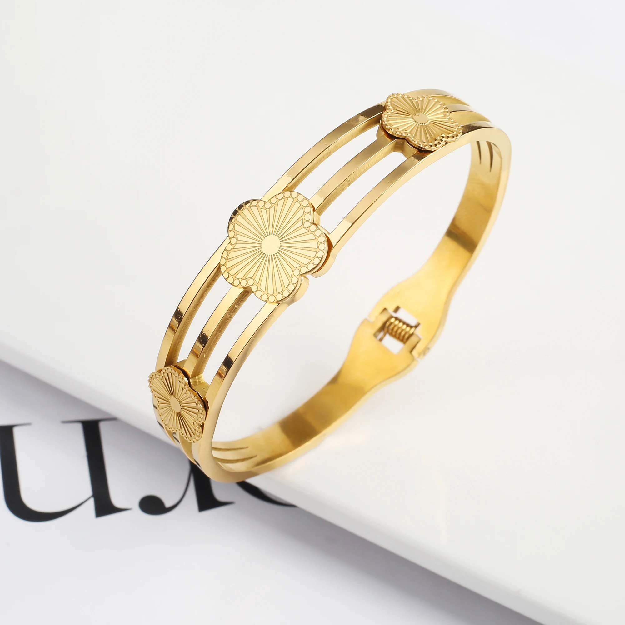 2025 New Design Y2K Style Metal Stainless Steel Plum Blossom Bracelet Waterproof and Non Fading Women's Gift Clover