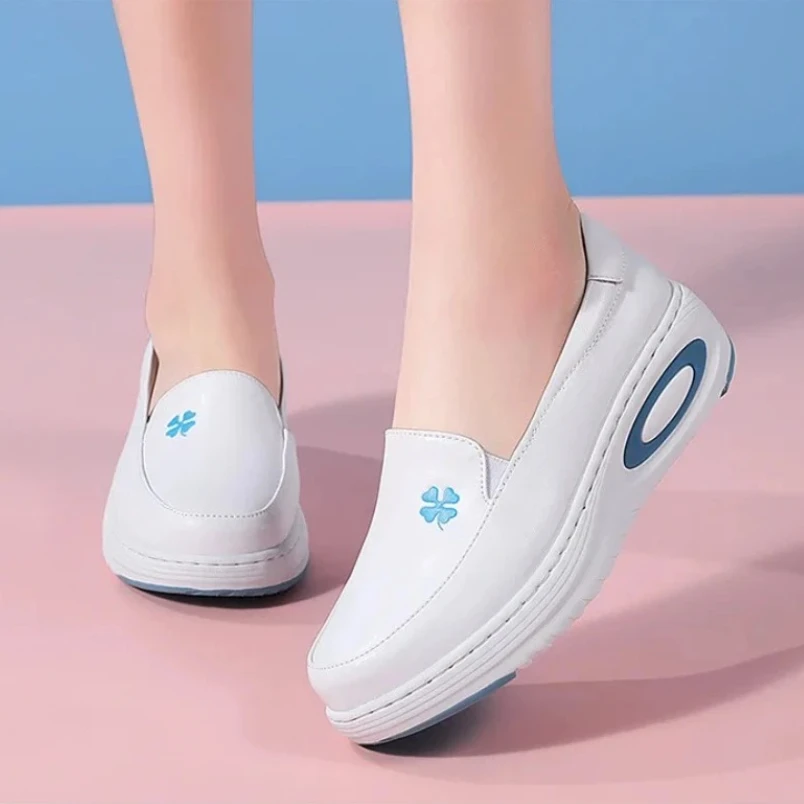 

2025 г., противоскользящие белые туфли из натуральной кожи на воздушной подушке, медицинские туфли без шнуровки для медсестер, женские туфли на плоской подошве