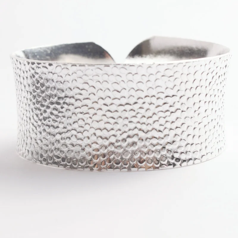 Modisches, silberfarbenes Tibet-Armreif-Armband für Damen, Boho-Ethno-Stil, Metall, geschnitzte Blumen, Zigeuner-, Stammes-, afghanischer und indischer Schmuck. – Detail 14