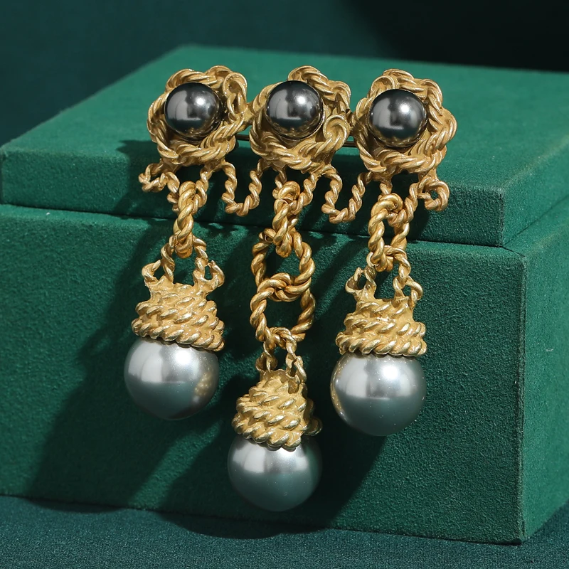 

2026 New Gray Pearl Tassel Brooch Vintage Gold Color Luxury Women's Designer Jewelry Retro Style Accessories Wedding Bridal