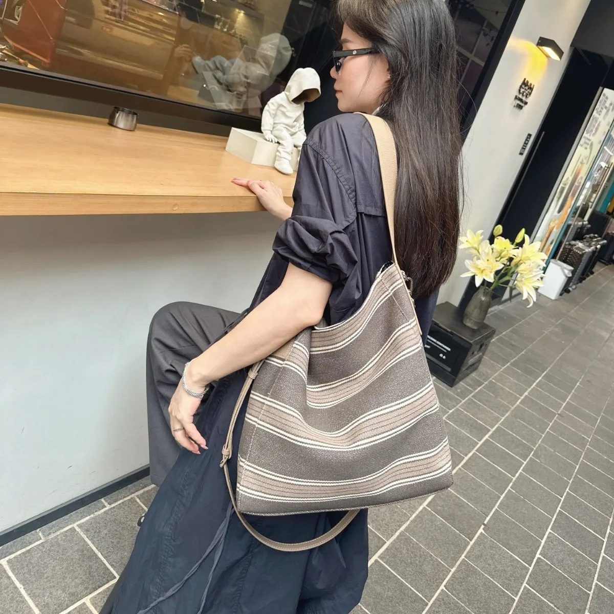 

2025 повседневная модная универсальная холщовая женская сумка большой вместимости, новая простая нишевая сумка через плечо в стиле ретро, индивидуальная сумка-мессенджер