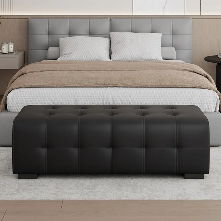 مقعد تغيير الأحذية الجلدية الإيطالية البسيطة بجانب السرير ومرحاض ومتجر الملابس وغرفة المعيشة المصممة