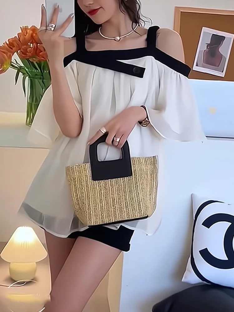 قميص نسائي صيفي أنيق بأكمام قصيرة وتصميم كوري مستقيم بقصة مفتوحة على الكتفين ولونين متباينين، مثالي للعمل والمناسبات.