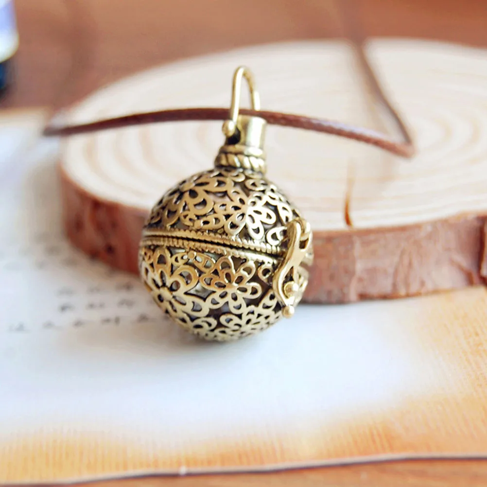 

4pcs Retro Diffuser Pendant Essential Oil Openable Necklace Pendant Necklace Alloy Scented Container Openable Perfume Locket