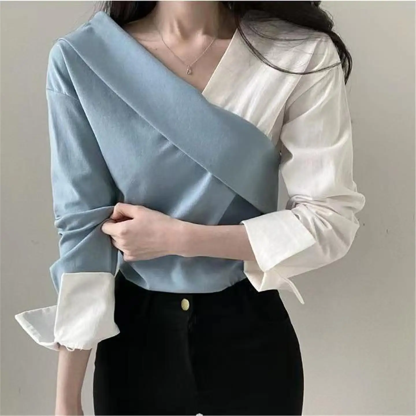 

Весна-Осень 2026: Новая женская базовая рубашка с открытыми плечами, цветными блоками и модным дизайном из трехслойного ацетатного волокна