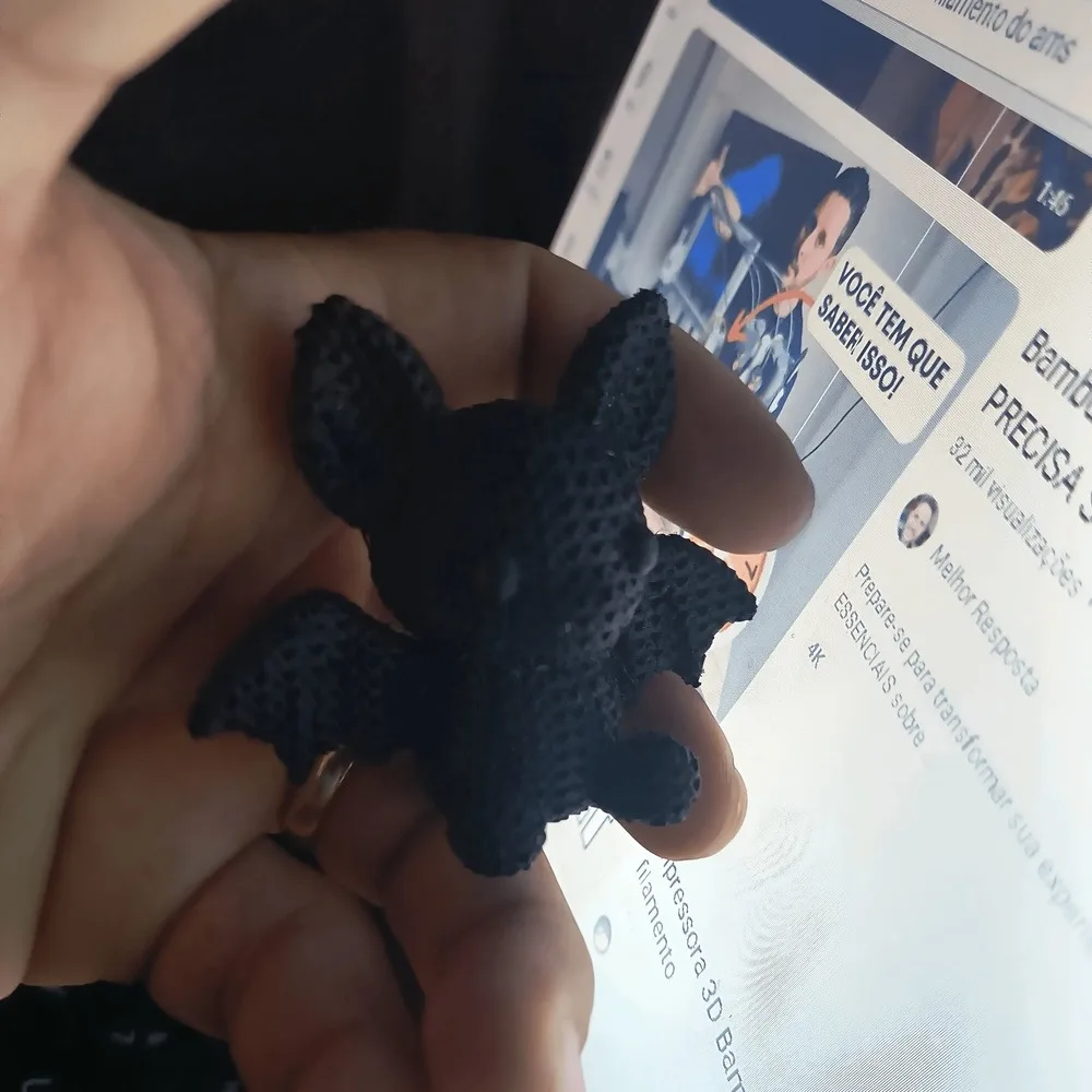 Knitted Texture Bat Desktop Sculpture, 3D Printed Matte Black Crochet-Style Bat Statue with Finely Detailed Wings and Ears, Gothic Dark Aesthetic Desktop Decoration, Suitable for Shelves, Desks, and Seasonal Halloween Indoor Displays