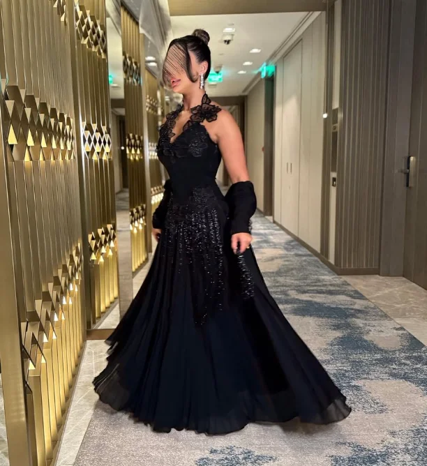 تخصيص جودة عالية بلا أكمام الخامس الرقبة الرسن مطرز يزين طول الأرض فستان رسمي أسود المرأة أنيقة Serene Hill