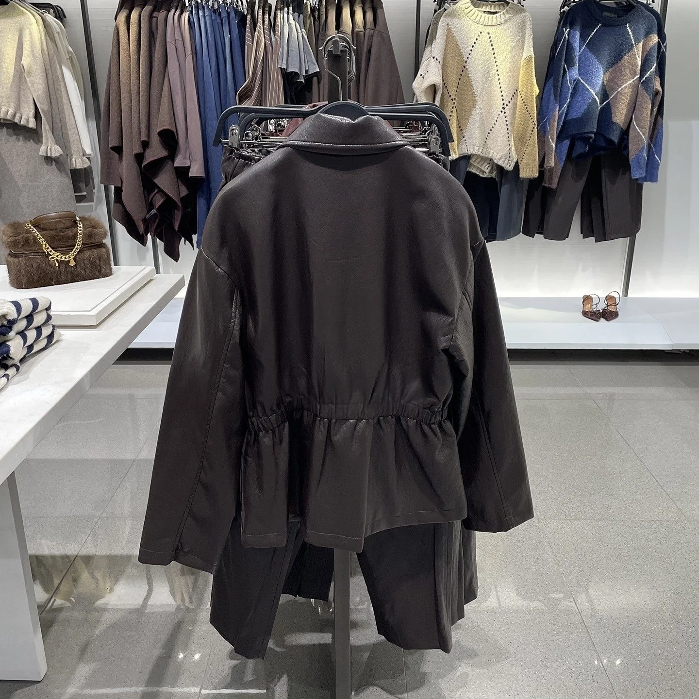 Jaqueta Curta Feminina de Couro Sintético com Gola Entalhada e Manga Longa, Cintura Elástica – Nova Coleção 2026