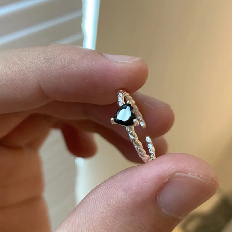 Trendy Silver Color Twist Metal Black Rhinestones Heart Charms Rings for Women Party Sweet Open Ring Elegant Jewelry Gift