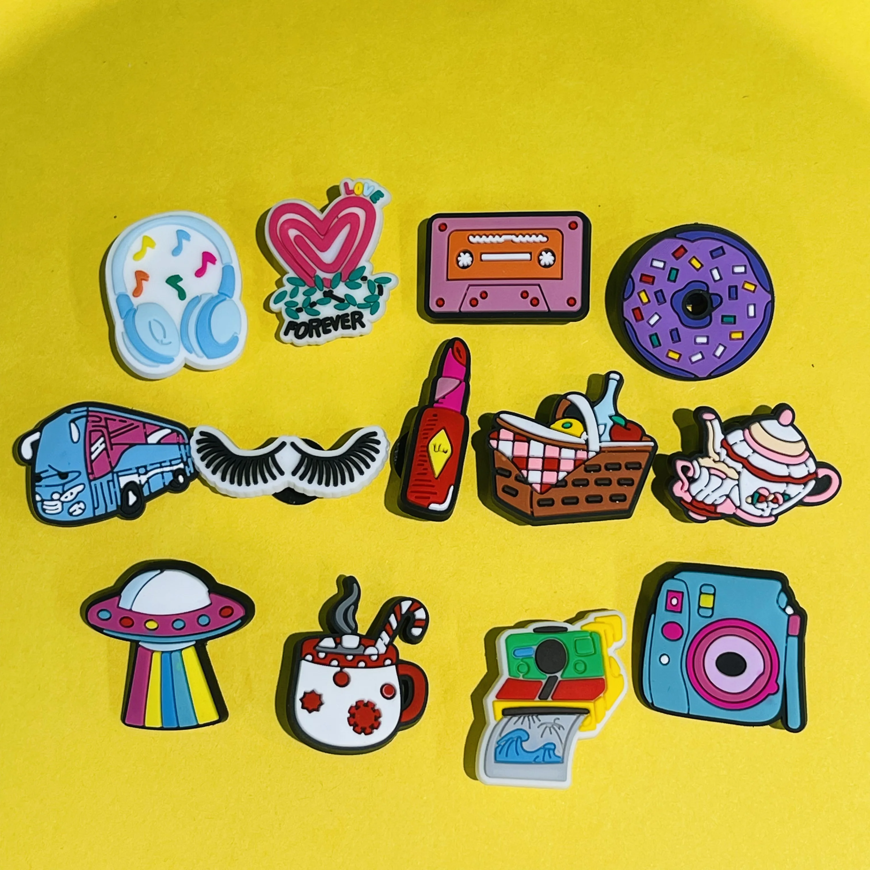 1-13 Stuks Ufo Picknick Lippenstift Wimper Donut Camera Bus Liefde Voor Altijd Pvc Schoen Bedels Voor Klompen Tuinschoenen Knoop Decoraties