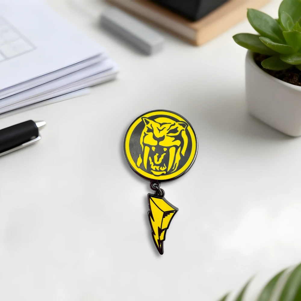 Mighty Morphin Power Rangers Gelber Ranger Emaille-Pin, Sabertooth-Tiger Power-Münze, Brosche, Blitz-Anhänger, Metall-Abzeichen, Geschenk – Detail 4