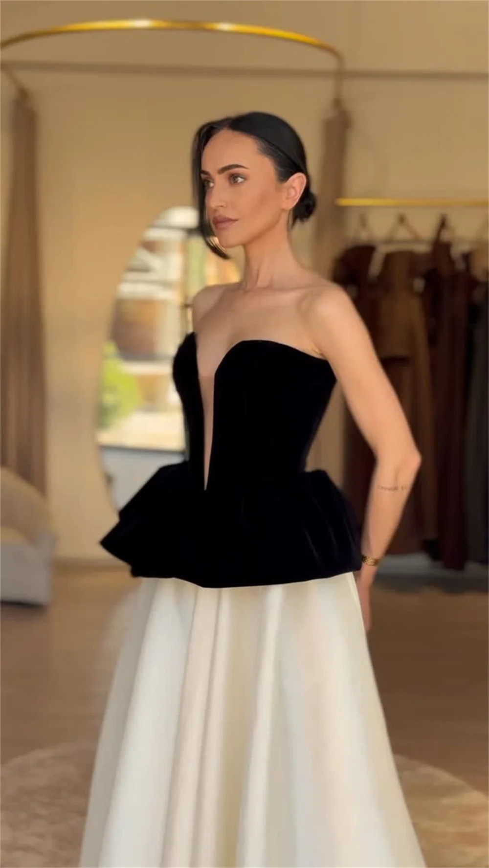 Contessa Maßgeschneidertes Abendkleid, Ballkleid, Hochzeitsgastkleid, trägerlos, V-Ausschnitt, Samt, Schößchen, Satin, A-Linie, langer Rock, elegant, sexy