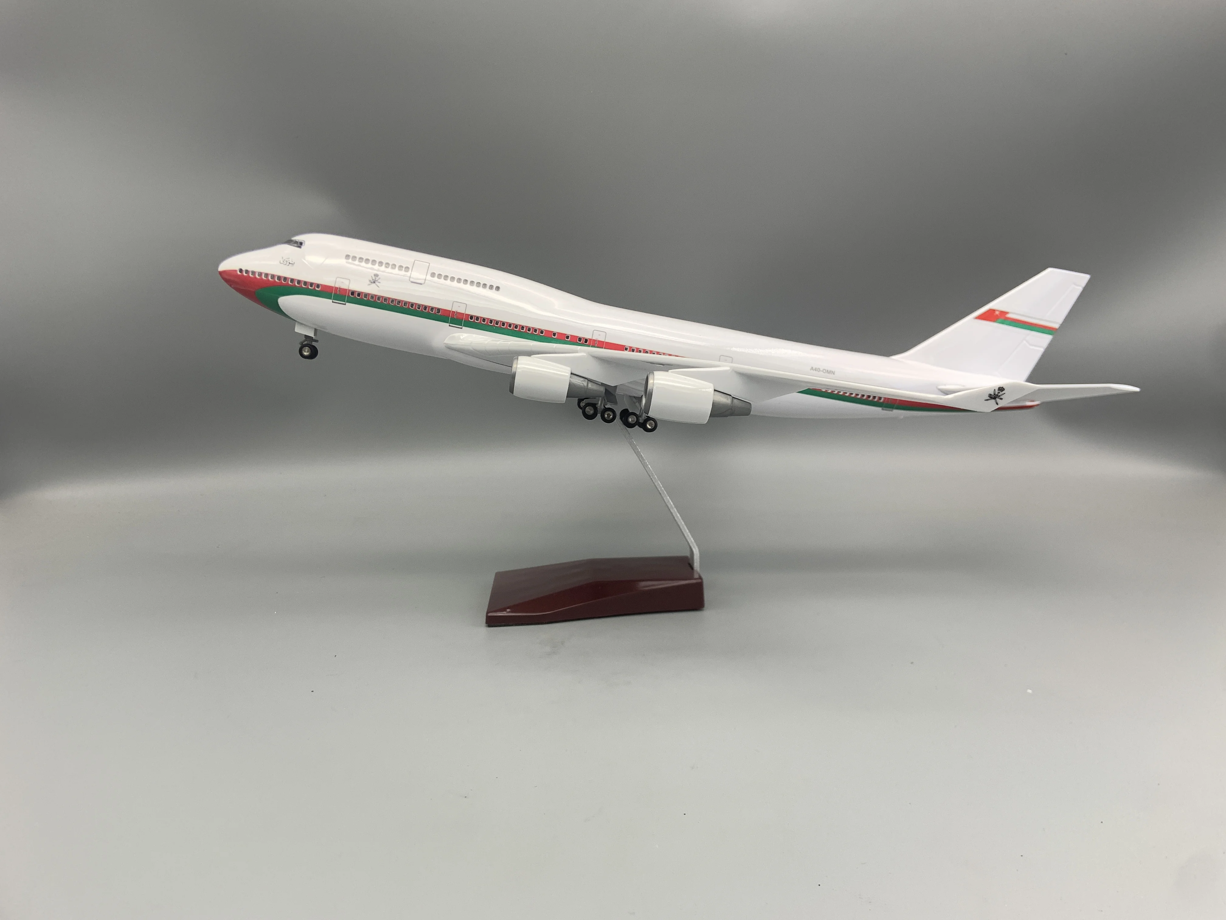 

Decoration Luxury 47cm B747 Aman President Special Aircraft of the Sultanate of Oman Model with LED Light(Touch or Sound Control
