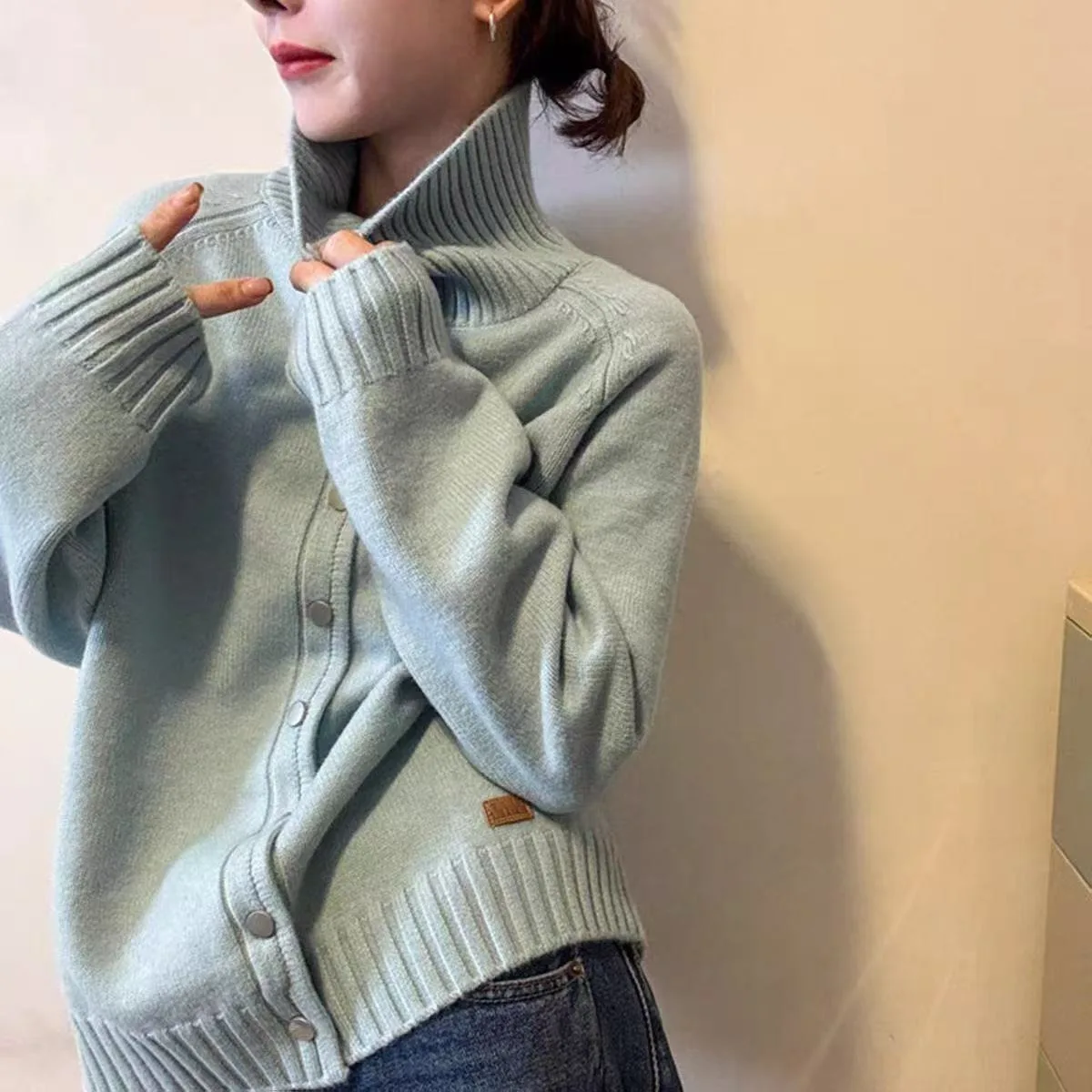 Maglione lavorato a maglia a collo alto Sli Jaet da donna Bellissimo design con bottoni Colore puro Versatile entrata per i pendolari autunnali