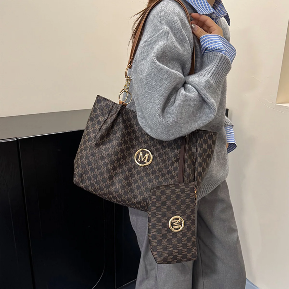 

Women's Vintage M Logo Tote Bag Glossy Finish Large Capacity Zipper PU Detachable Pouch Easy Organize for Daily Commute Shopping