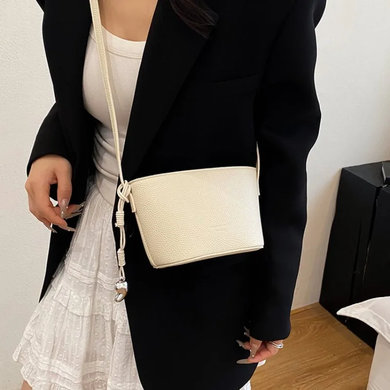 スタイリッシュなカジュアルレターロゴレザーハンドバッグ、女性用高級デザイナー大容量ヴィンテージ風おむつバッグ