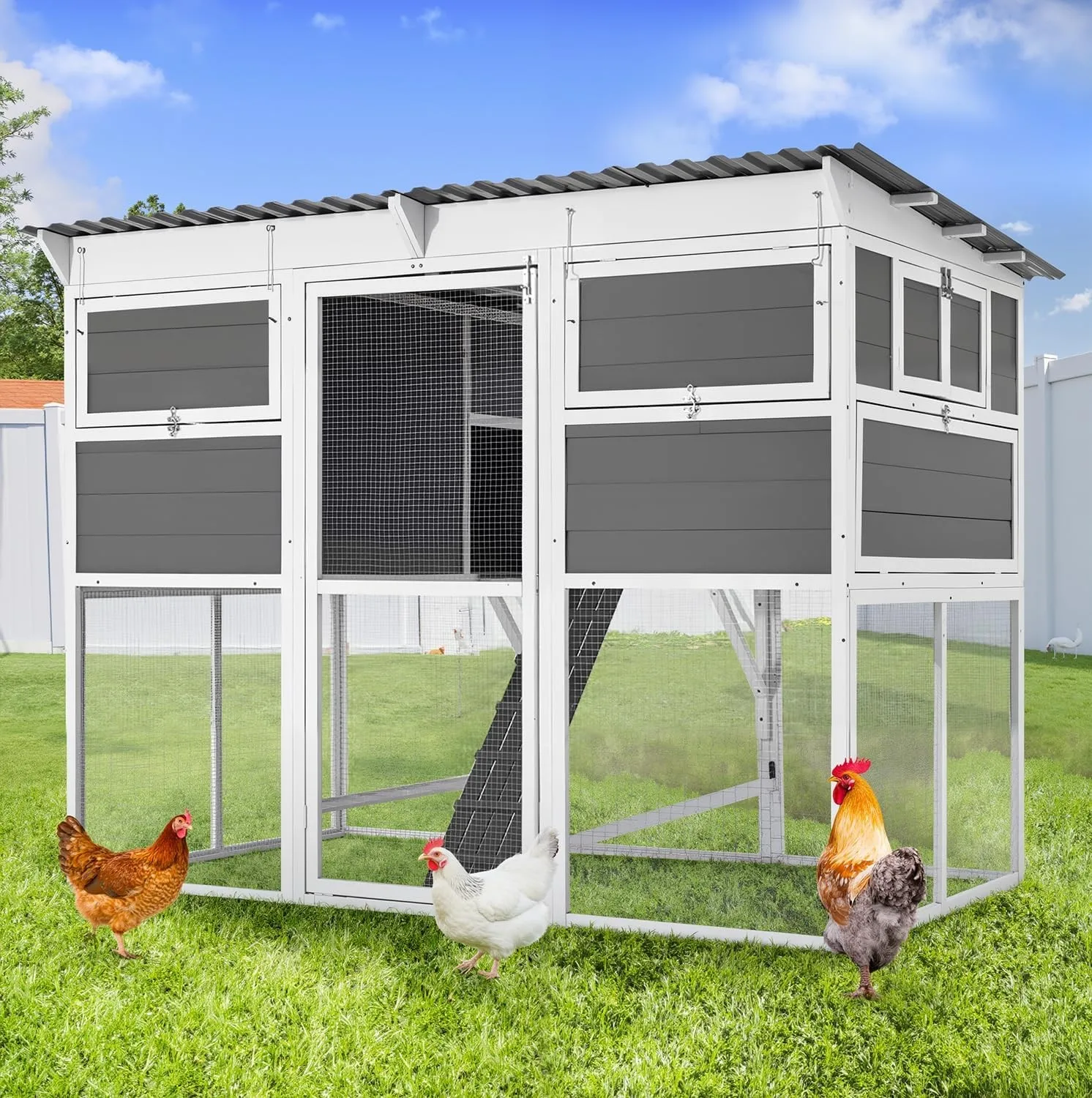 

Очень большой деревянный курятник с выгулом, гнездовыми ящиками и перекладиной для отдыха.